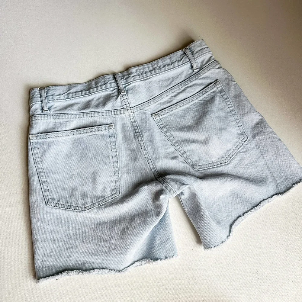 Gap “Sexy Boyfriend” Cutoff Mid Rise Light Wash Jean Shorts (size 26) - Picture 3 of 6
